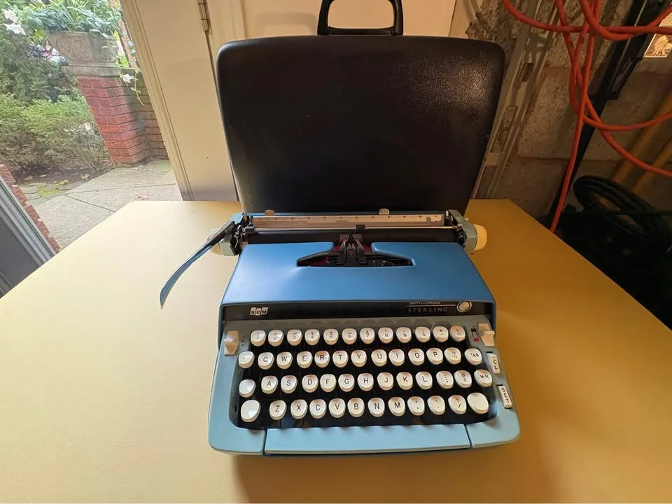 Vintage Smith Corona Sterling typewriter with case image indicator(2)