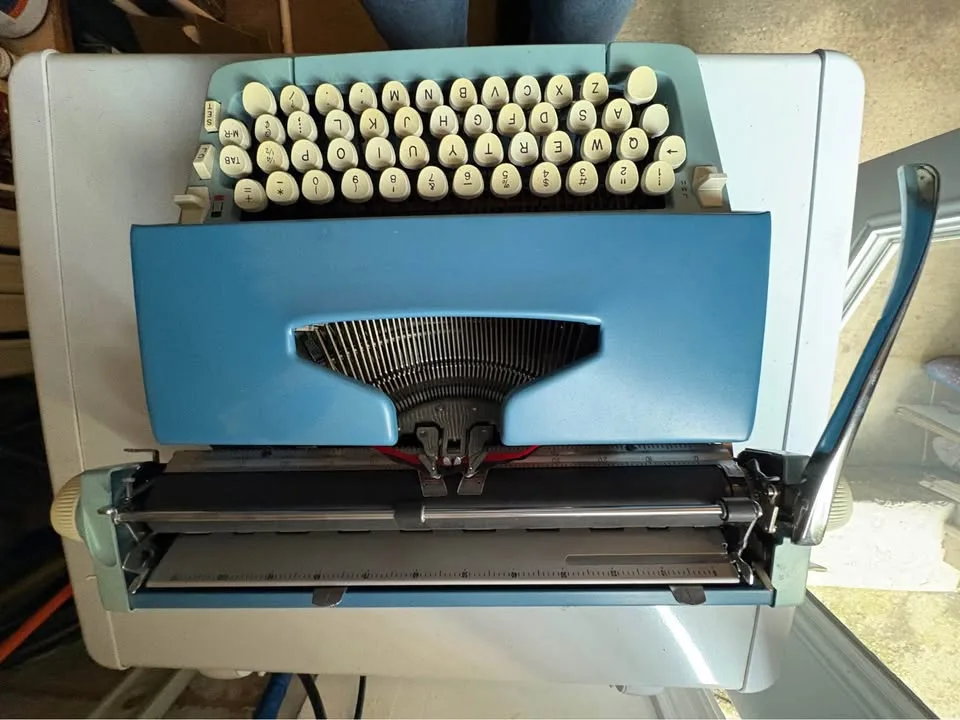 Vintage Smith Corona Sterling typewriter with case image indicator(3)