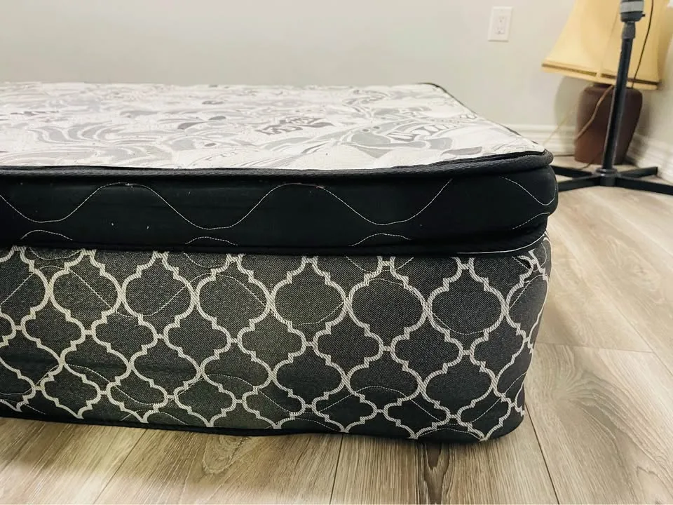 Queen size bed mattress image indicator(3)