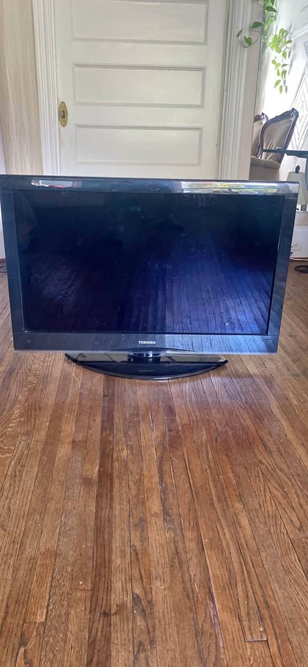 Toshiba LCD 40” TV