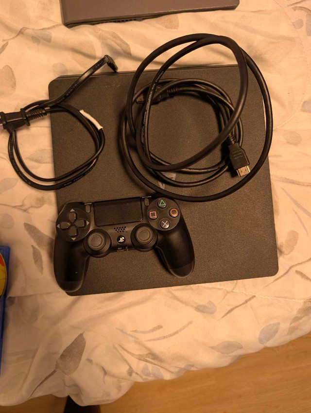 PS4 SLIM (EXCELLENT CONDITION)