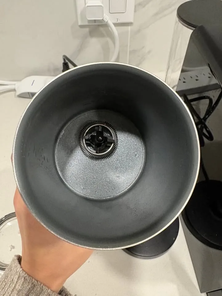 Nespresso Essenza Plus and Aeroccino 3 milk frother combo image indicator(3)