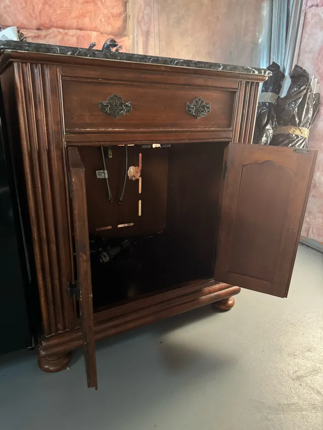 Bathroom Vanity with Sink, faucet and mirror image indicator(2)
