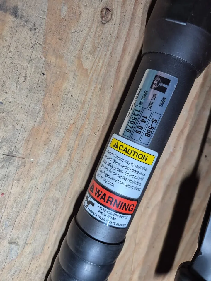 13 ton Self-Contained Hydraulic Cutter Huskie Tools S-55B image indicator(2)