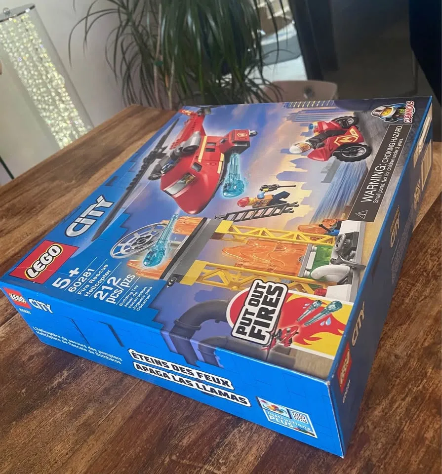 BRAND NEW: Lego City Fire Resue Helicopter 60281 *RETIRED* image indicator(4)