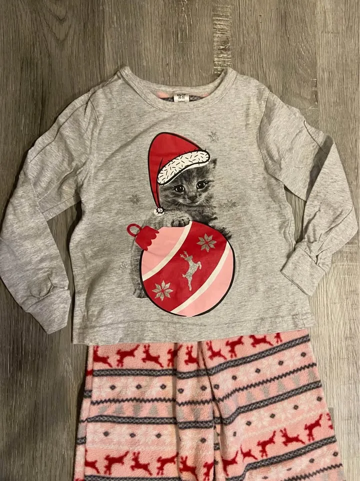 EUC: 2-Piece Girls Christmas Pajama Set Size XS (4-5 years) image indicator(2)