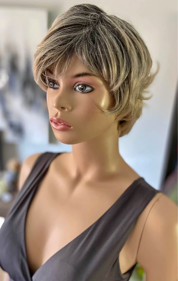 NWOT Short Blonde Highlighted Pixie Cut Synthetic Wig (2173)