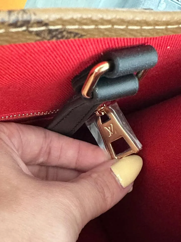 Authentic Louis Vuitton OTG MM Size image indicator(7)