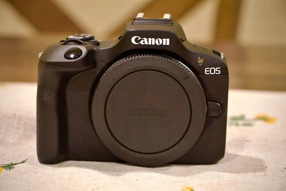 Canon R100 Nearly New