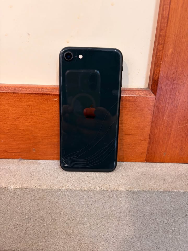 iPhone SE 2nd Gen (2020) - photo 2