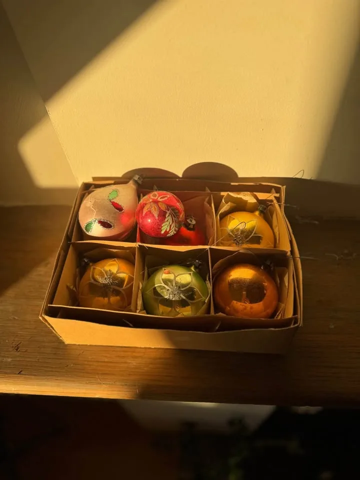 RARE Vintage Shiny Brite Ornaments (Set of 7) image indicator(4)