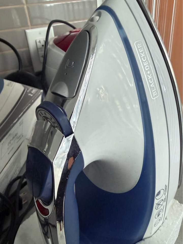 Move Out Sale! Steam Iron –with box Great Condition - photo 2