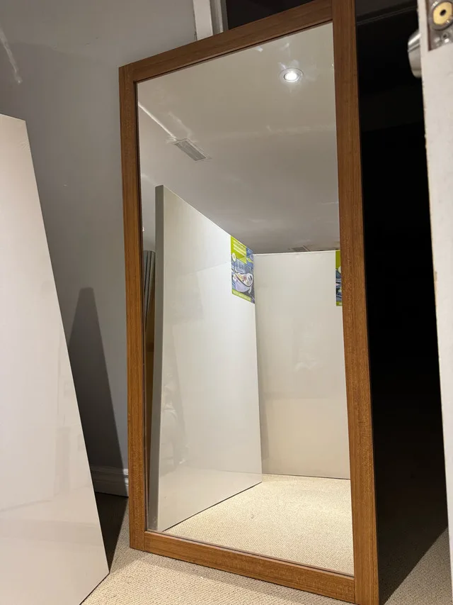 Brown Frame Mirror – Excellent Condition image indicator(2)