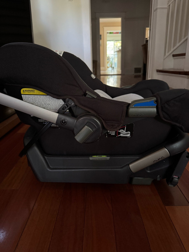 Nuna PIPA Car Seat + Base & Adapters – Excellent Condition! - photo 4