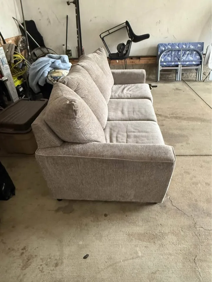 3 Seater Sofa – Like New! image indicator(2)