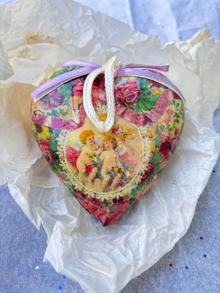 Vintage Old-world Decoupage Heirloom Ornament Heart Shaped - photo 2