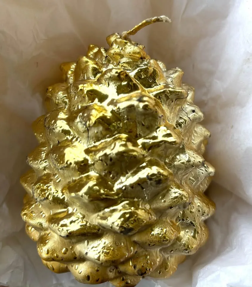 Golden Pinecone Candle Made in Italy New image indicator(2)