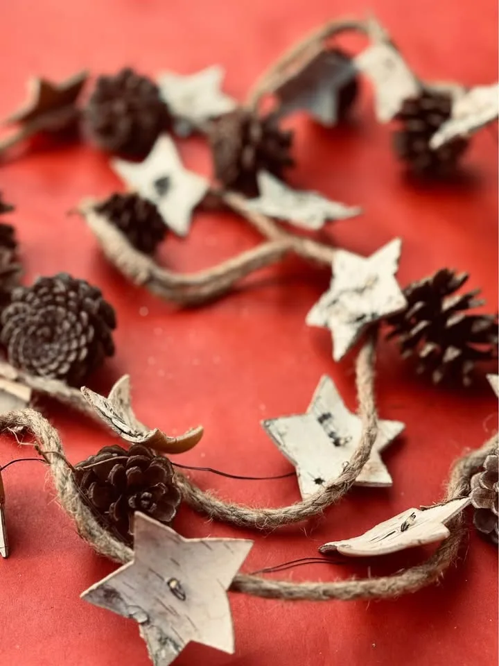 Rustic Holiday String Lights Pinecones & Stars 6 Ft Like New image indicator(6)