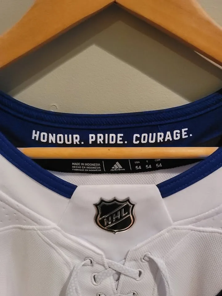 🥕 TORONTO MAPLE LEAFS RIELLY JERSEY WITH BONUS SCARF image indicator(5)