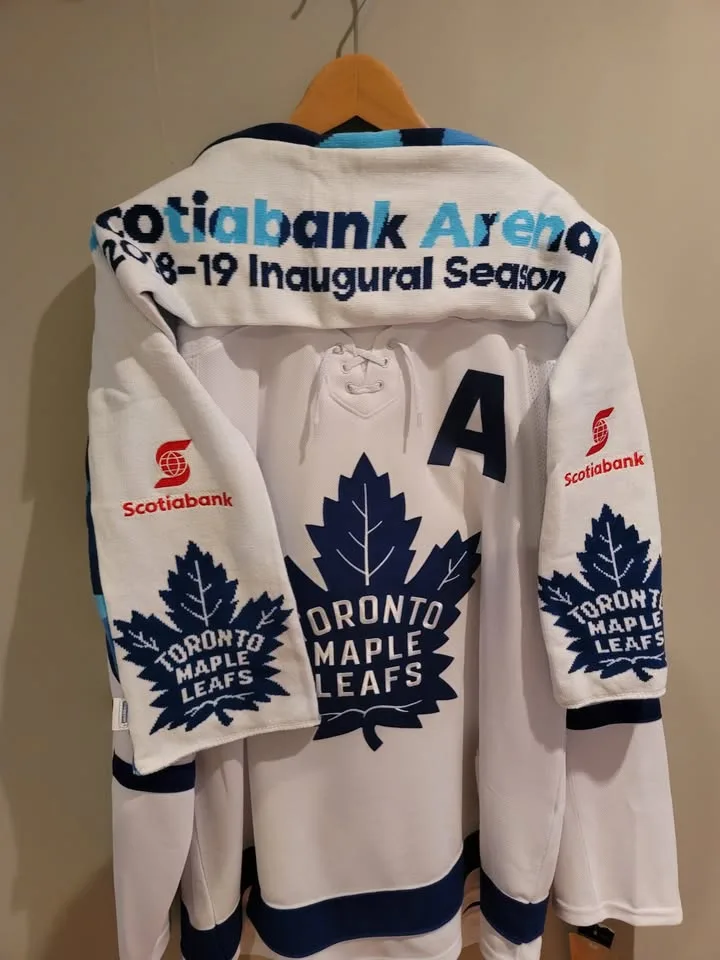 🥕 TORONTO MAPLE LEAFS RIELLY JERSEY WITH BONUS SCARF image indicator(7)