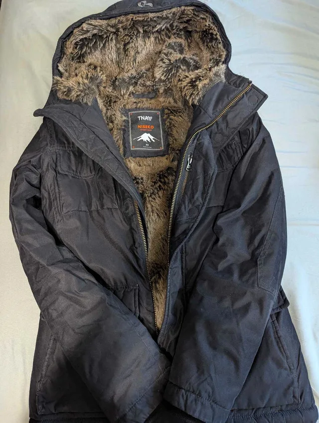 XS Aritzia TNA Niseko Jacket