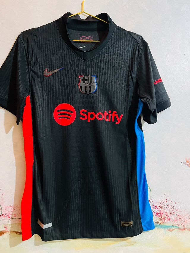 Barcelona Soccer Jersey and Shorts! Size L - photo 2