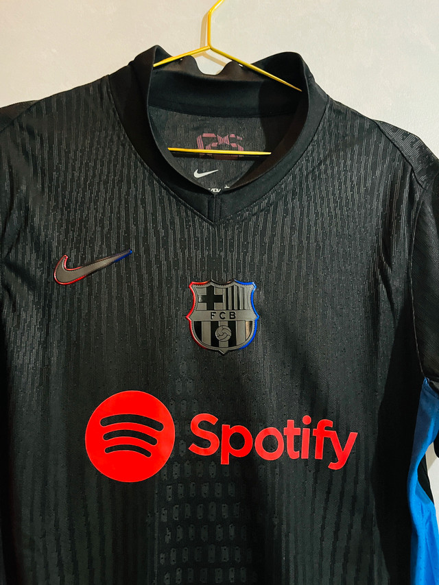 Barcelona Soccer Jersey and Shorts! Size L - photo 3