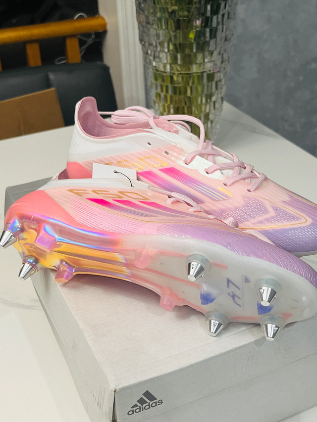 Girls Soccer Cleats- Size 7 - photo 3