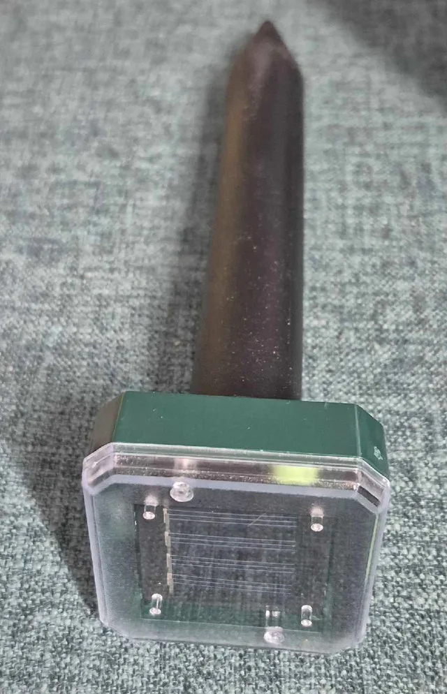 4 Pack Solar Mole and Snake Repeller thumbnail