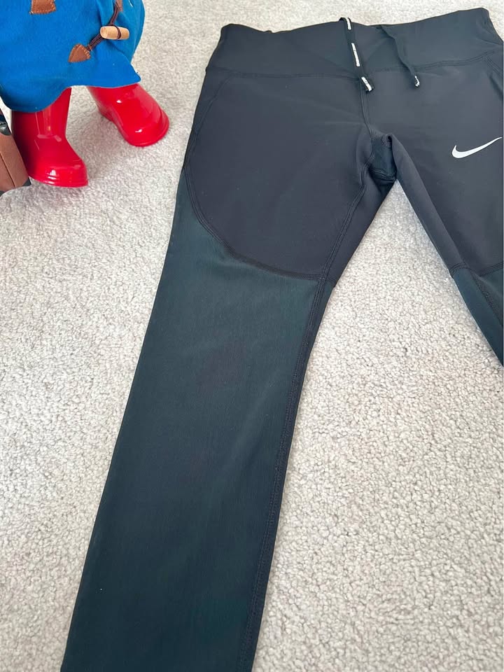 Nike Yoga Leggings – Size M - photo 2