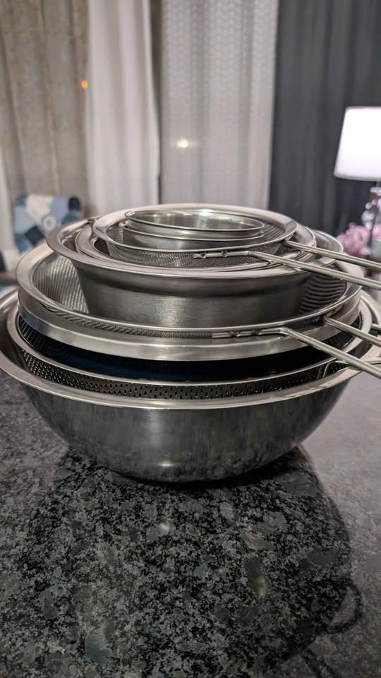 Mixing Bowls and Strainers - 13 pieces - photo 2