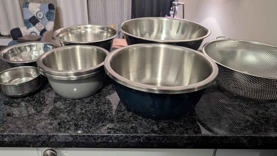 Mixing Bowls and Strainers - 13 pieces - photo 3