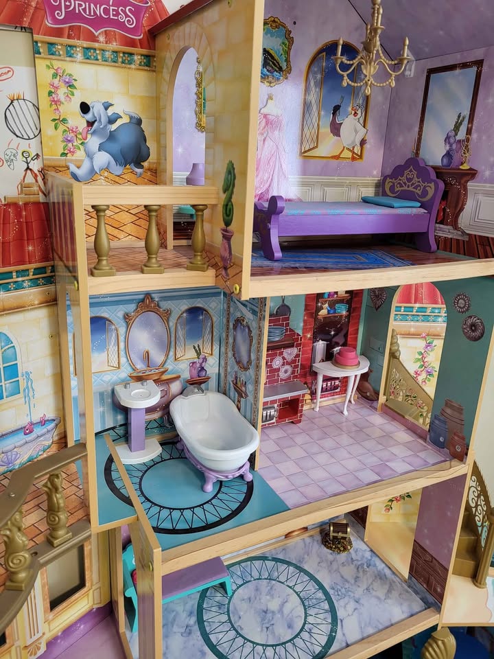 Disney Dollhouse - Wooden - 5 feet tall - photo 2