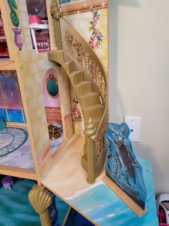 Disney Dollhouse - Wooden - 5 feet tall - photo 3