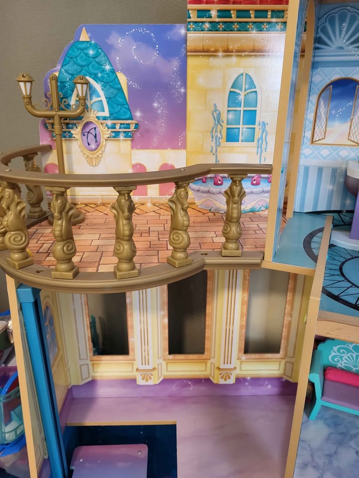 Disney Dollhouse - Wooden - 5 feet tall - photo 4