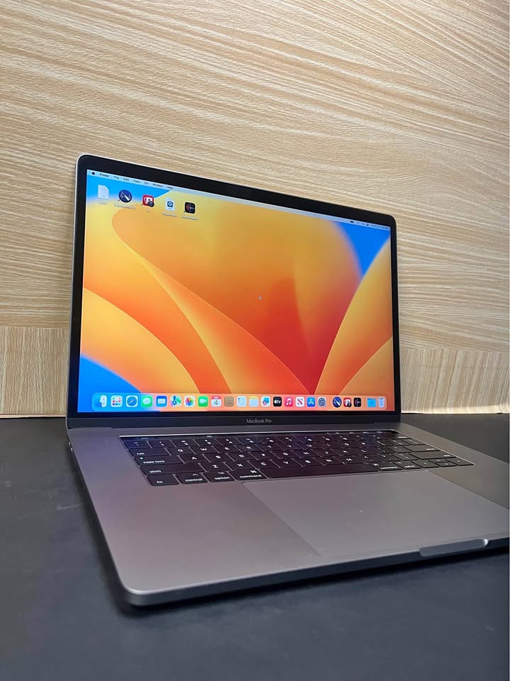 MacBook Pro 15” 2.8GHz 16GB 256SSD Charger Included