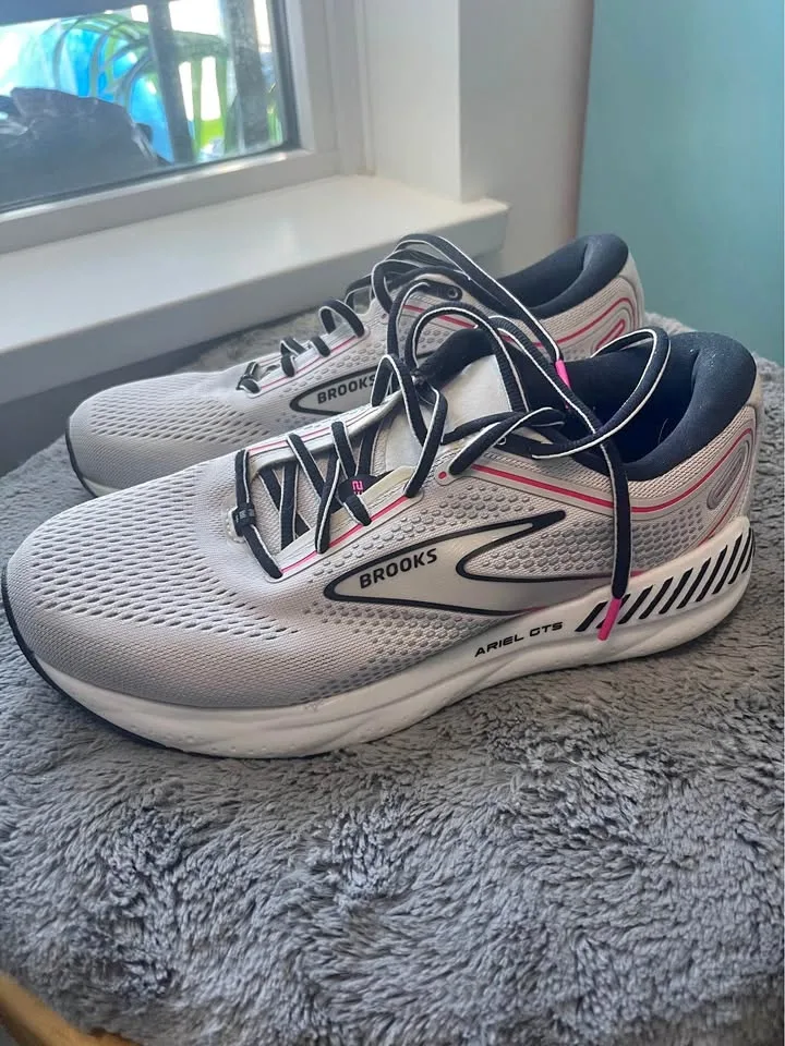 Brooks Ariel GTS 23 Womens wide 8.5 thumbnail