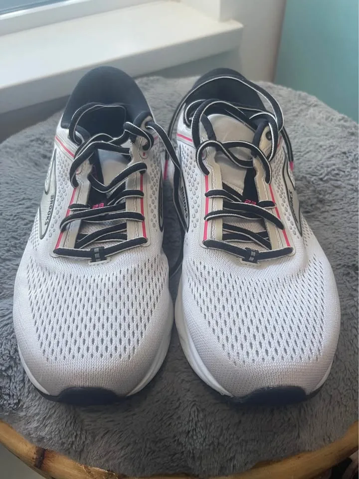 Brooks Ariel GTS 23 Womens wide 8.5 image indicator(2)