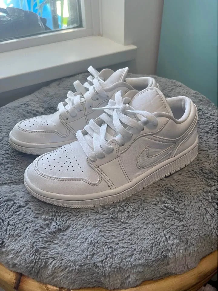 Air Jordan sneaker size 5.5 thumbnail