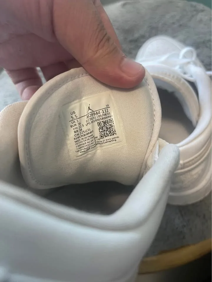 Air Jordan sneaker size 5.5 image indicator(4)