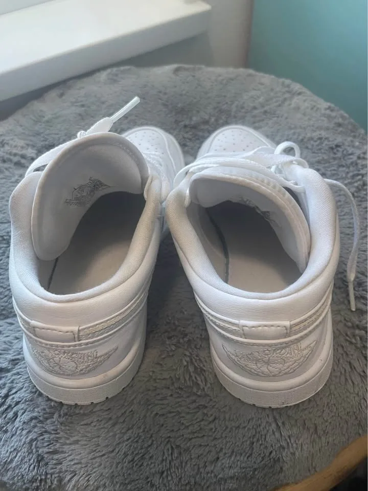 Air Jordan sneaker size 5.5 image indicator(5)