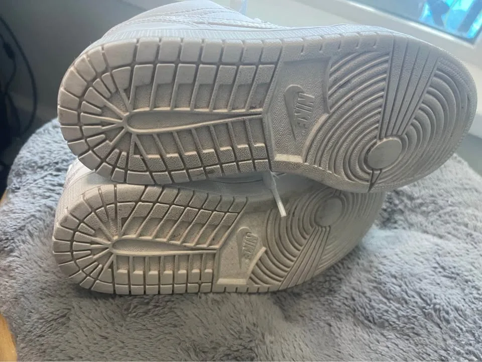 Air Jordan sneaker size 5.5 image indicator(6)