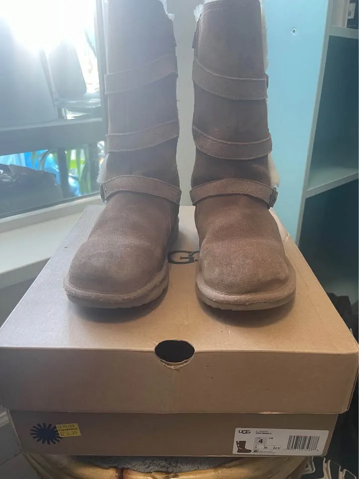UGG kids Maddi boots size 4 image indicator(2)