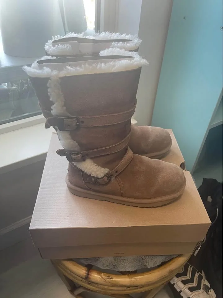 UGG kids Maddi boots size 4 image indicator(3)