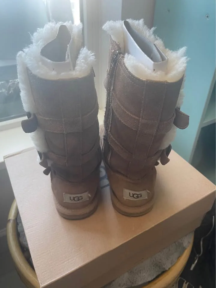 UGG kids Maddi boots size 4 image indicator(4)