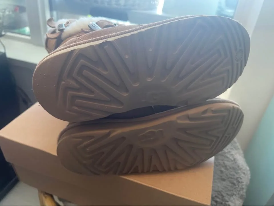 UGG kids Maddi boots size 4 image indicator(5)