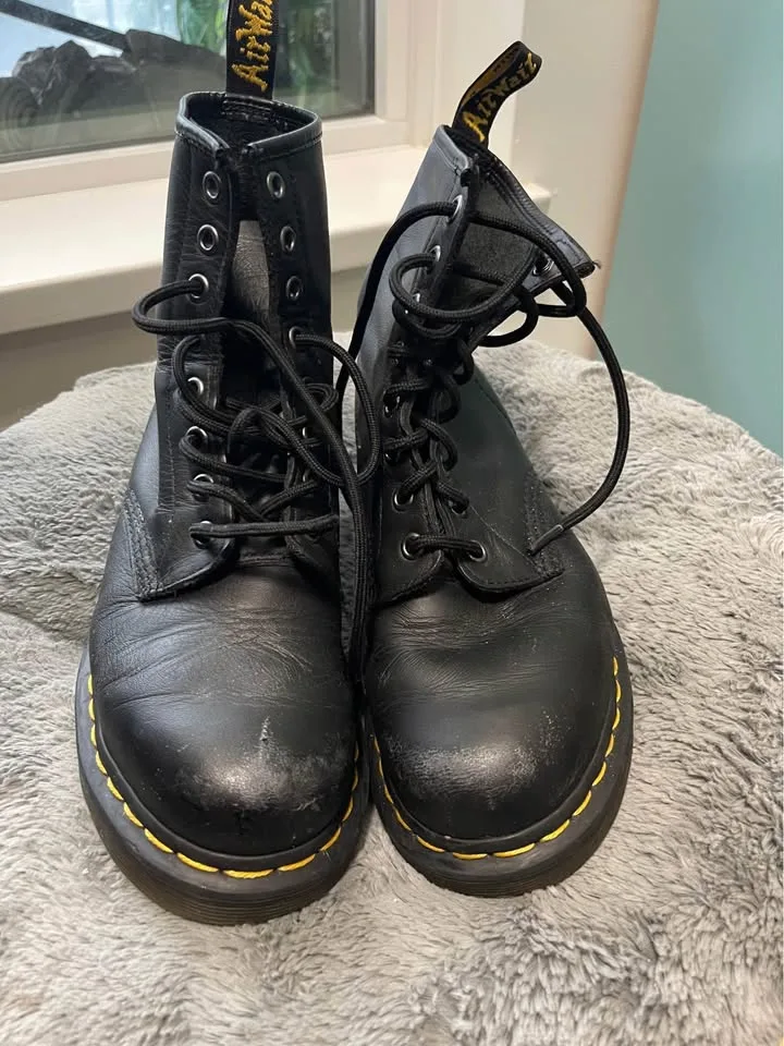 Dr. Martens Leather Boots size7 image indicator(2)