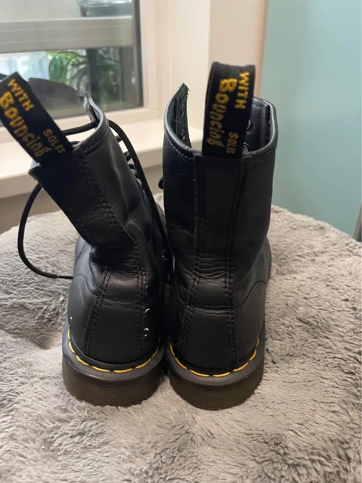 Dr. Martens Leather Boots size7 image indicator(3)