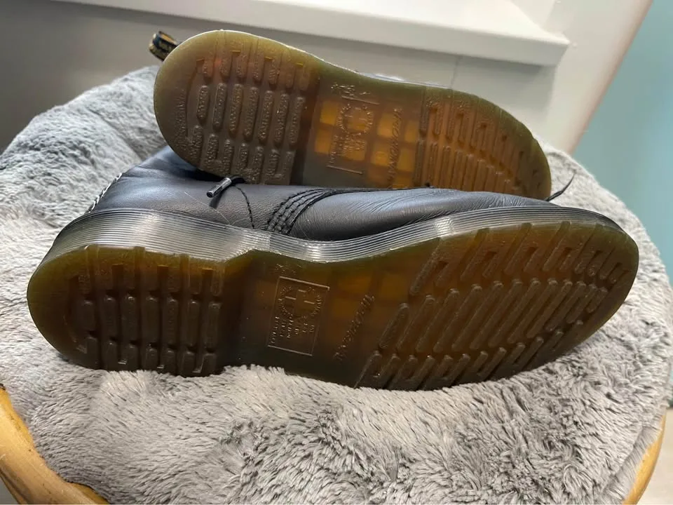 Dr. Martens Leather Boots size7 image indicator(4)