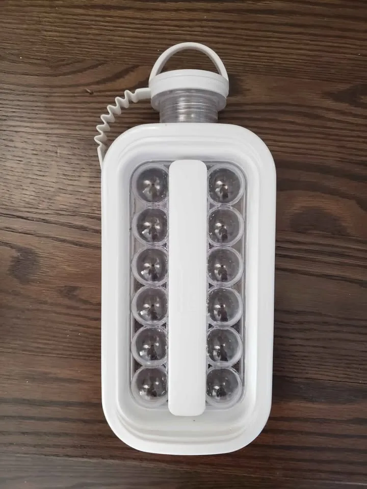 🥕 Portable Ice Ball Making Mold Water Bottle with Lid image indicator(3)